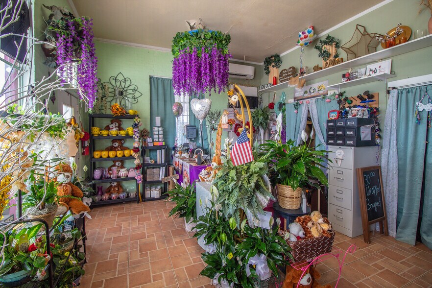 More Photos Of 108 E Marion Ave, Punta Gorda General Retail For Sale