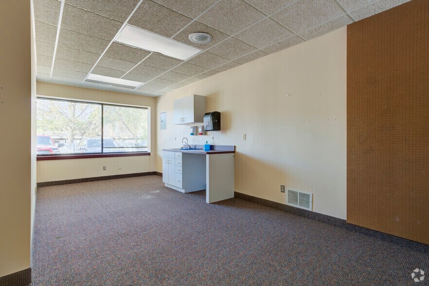 More Photos Of 2370 S Linden Rd, Flint Office For Lease