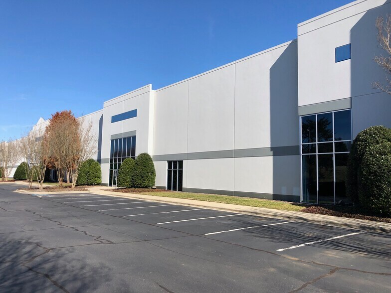 More Photos Of 13327 Carowinds Blvd, Charlotte Distribution For Lease