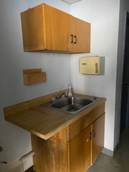 More Photos Of 92 Londonderry Tpke, Manchester Storefront Retail Office For Lease