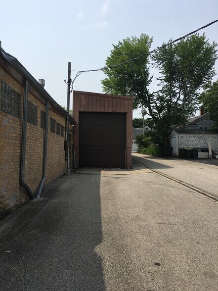 More Photos Of 325 N 4th St, Libertyville Industrial For Sale