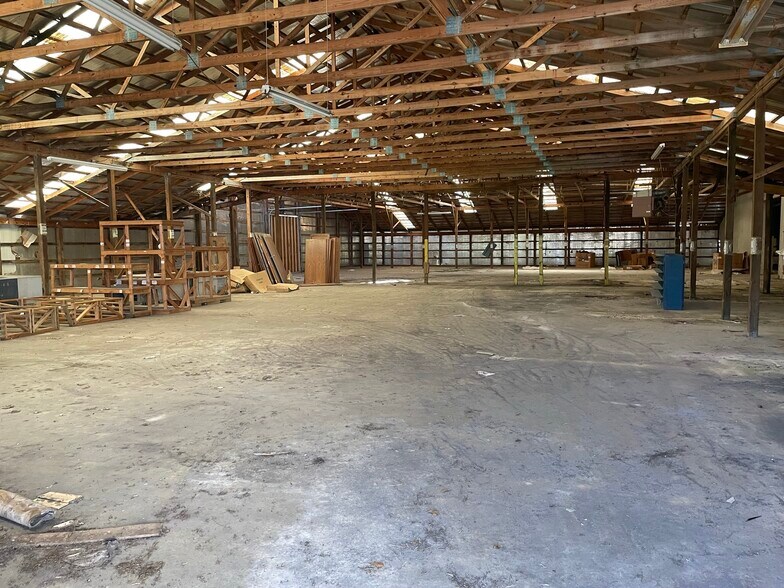 More Photos Of 101 W New St, Pink Hill Warehouse For Sale