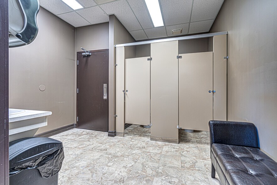 More Photos Of 2602 50 Av, Lloydminster Showroom For Sale