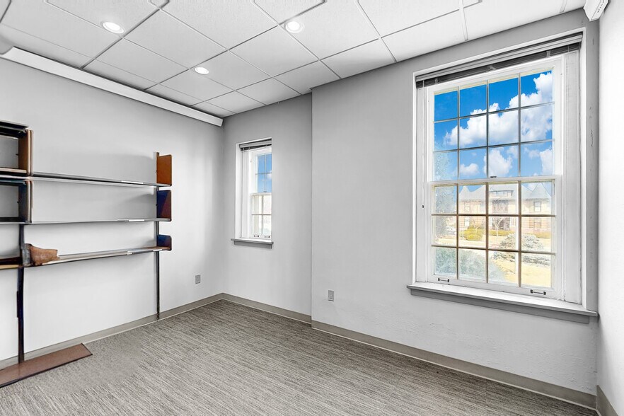More Photos Of 2200 Grand Ave, Des Moines Office For Sale