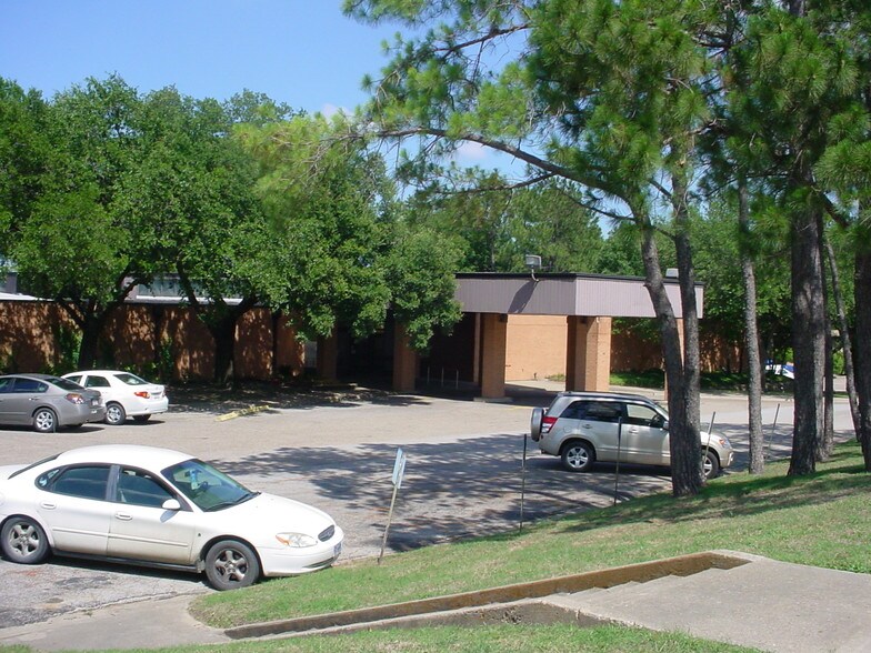 Primary Photo Of 301 Hospital Dr, Corsicana Medical For Lease