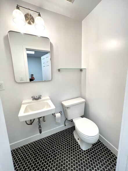 More Photos Of 814-850 Merrick Rd, Baldwin Storefront For Lease