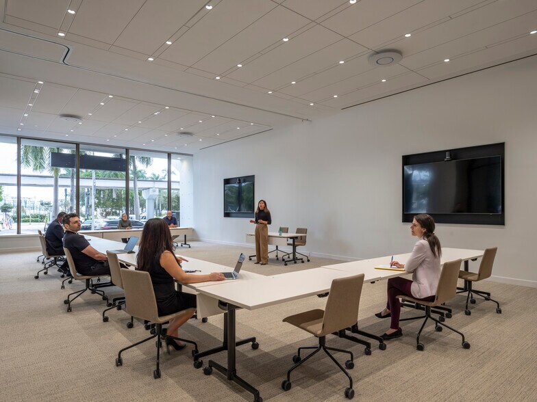 More Photos Of 2 S Biscayne Blvd, Miami Office Residential For Lease