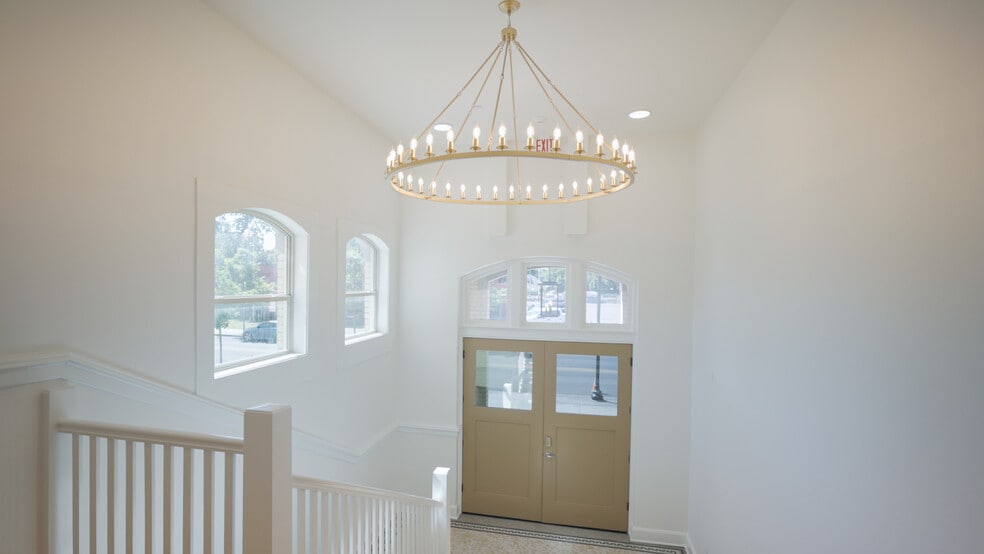 More Photos Of 550 N 1st St, Woodburn Office For Sale