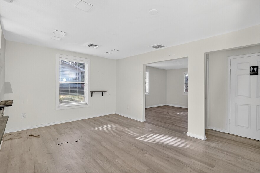 More Photos Of 111 E Lady Lake Blvd, Lady Lake Office For Lease