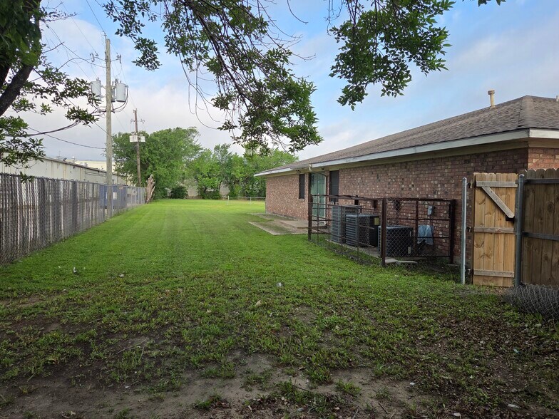 More Photos Of 1339 N Masters Dr, Dallas General Retail For Sale