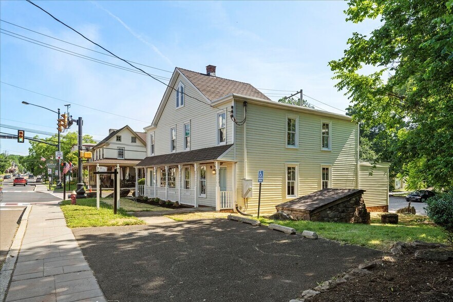 More Photos Of 159 N Sycamore St, Newtown Office For Lease