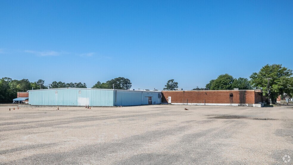 More Photos Of 100 Ivan Dr, Fayetteville Warehouse For Lease