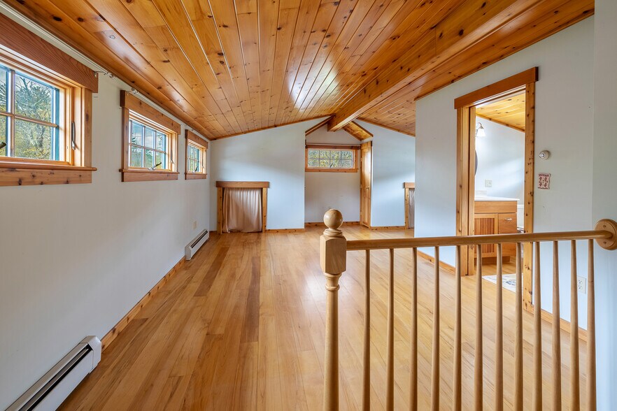 More Photos Of 49 Vermont 12, Pomfret General Retail For Sale