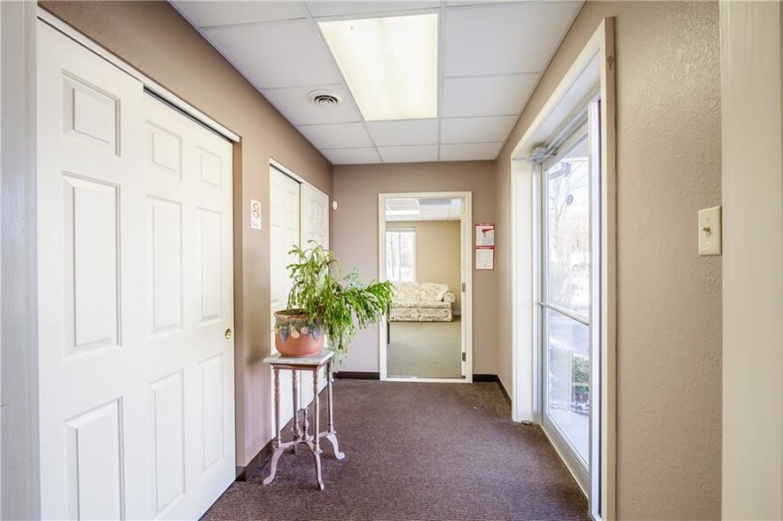 More Photos Of 252 David Pky, Ontario Warehouse For Lease