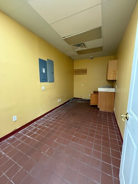 More Photos Of 2599 Henderson Dr, Jacksonville Medical For Lease