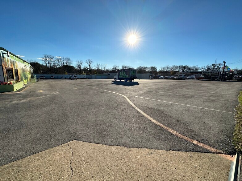 More Photos Of 3900 Davis St W, Dallas Flex For Sale