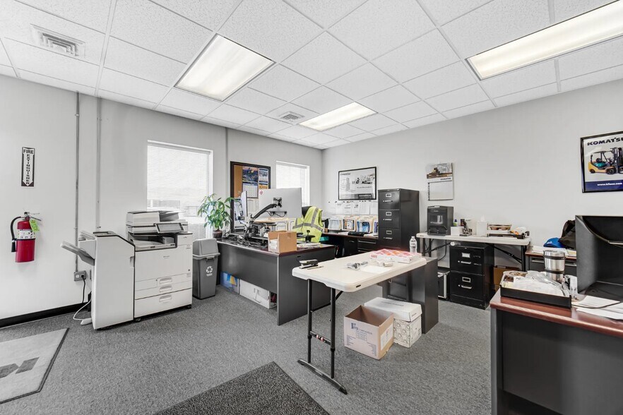 More Photos Of 2425-2435 Devon Ave, Elk Grove Village Warehouse For Lease