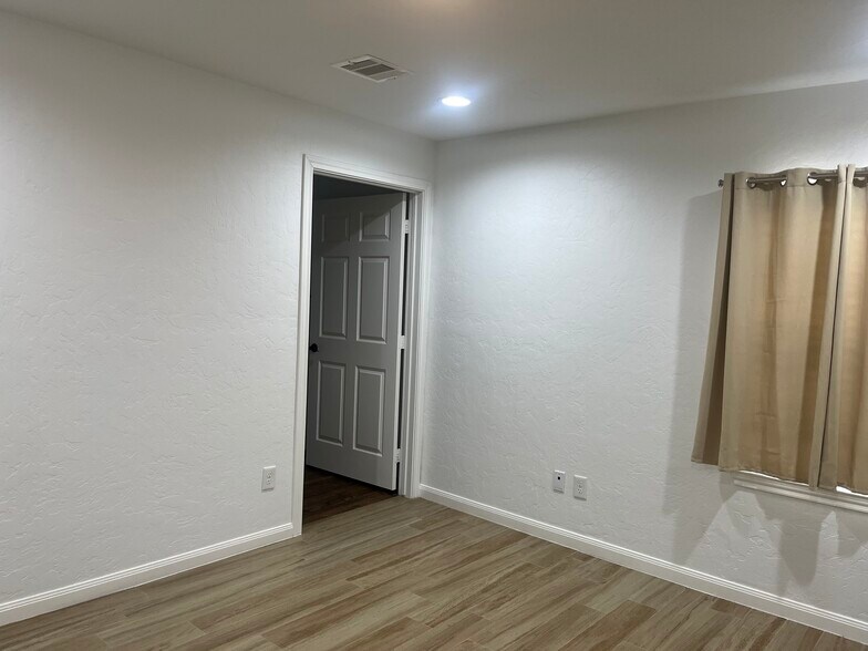 More Photos Of 715 Kane St, Tomball Office Residential For Lease