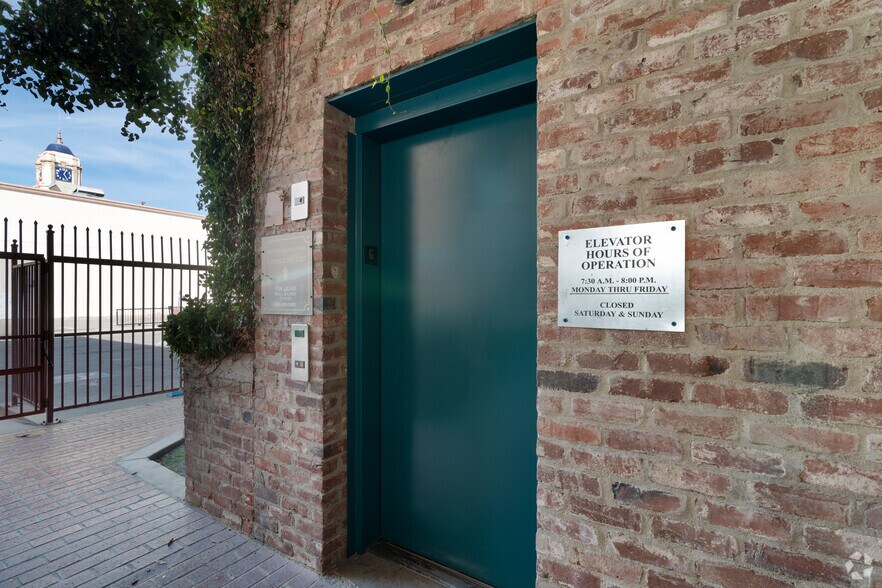 More Photos Of 1712 19th St, Bakersfield Office For Lease