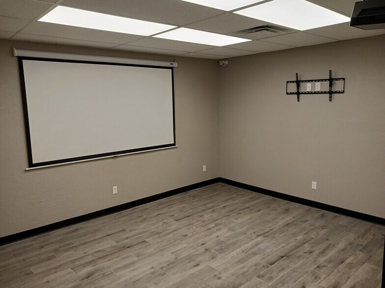 More Photos Of 4229 Royal Ave, Oklahoma City Flex For Lease