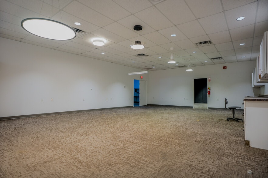 More Photos Of 35 Research Pky, Old Saybrook Light Manufacturing For Sale