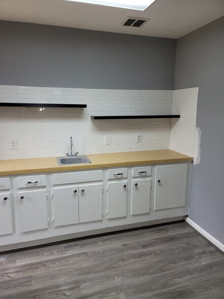 More Photos Of 112 E Dixon Blvd, Shelby Office For Lease