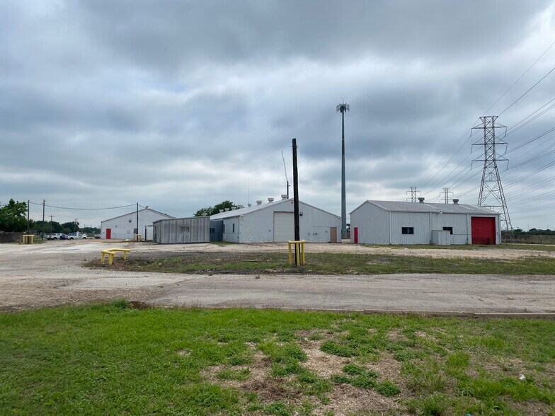 More Photos Of 2309 Zapata St, Freeport Warehouse For Lease
