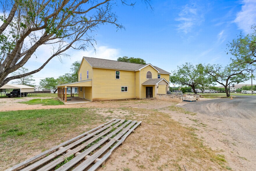 More Photos Of 3117 Highway 281, George West Specialty For Sale