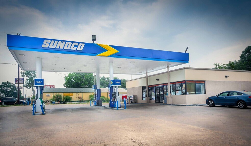 More Photos Of 45 Austin St, Hempstead Service Station For Sale