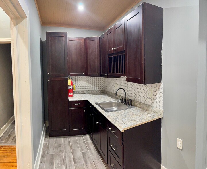 More Photos Of 115 Vista Cir, Macon-Bibb Office For Sale