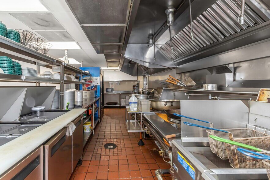 More Photos Of 2901 Tyrone Blvd, Saint Petersburg Restaurant For Sale
