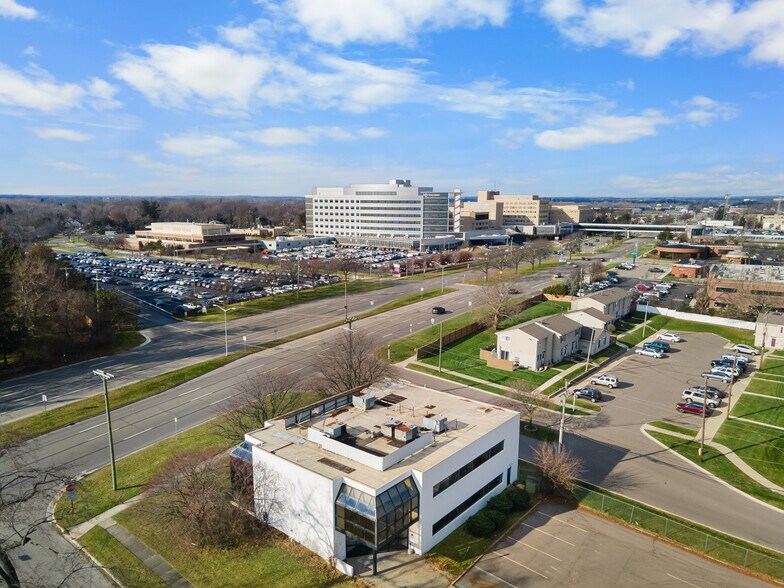 More Photos Of 44060 Woodward Ave, Bloomfield Hills Medical For Lease