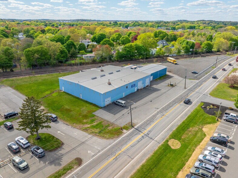 More Photos Of 27 Tozer Rd, Beverly Warehouse For Lease