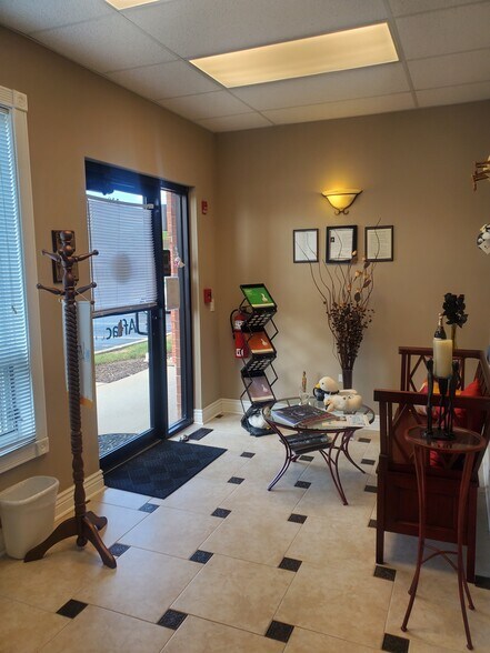 More Photos Of 820 E Terra Cotta Ave, Crystal Lake Office For Sale