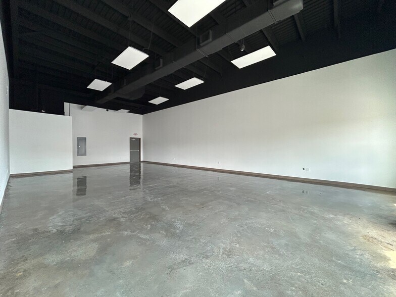 More Photos Of 2411 Jacaman Rd, Laredo Storefront For Lease