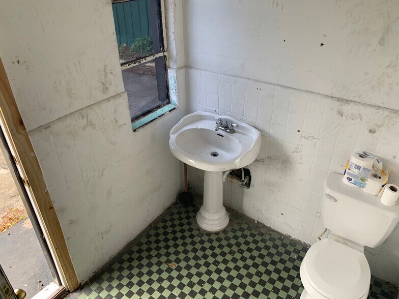 More Photos Of 5106 N Main St, Jacksonville Service Station For Sale