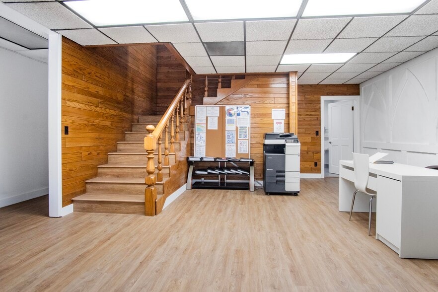 More Photos Of 3099 N Lima St, Burbank Flex For Lease