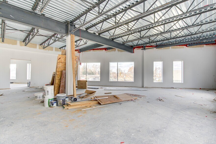 More Photos Of 12421 Boul Lacordaire Montréal N, Montreal-Nord Medical For Sale