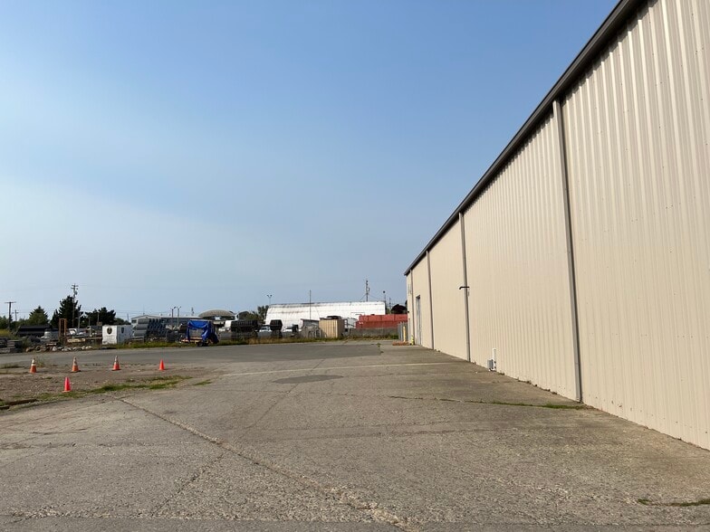 More Photos Of 3990 Broadway St, Eureka Showroom For Sale