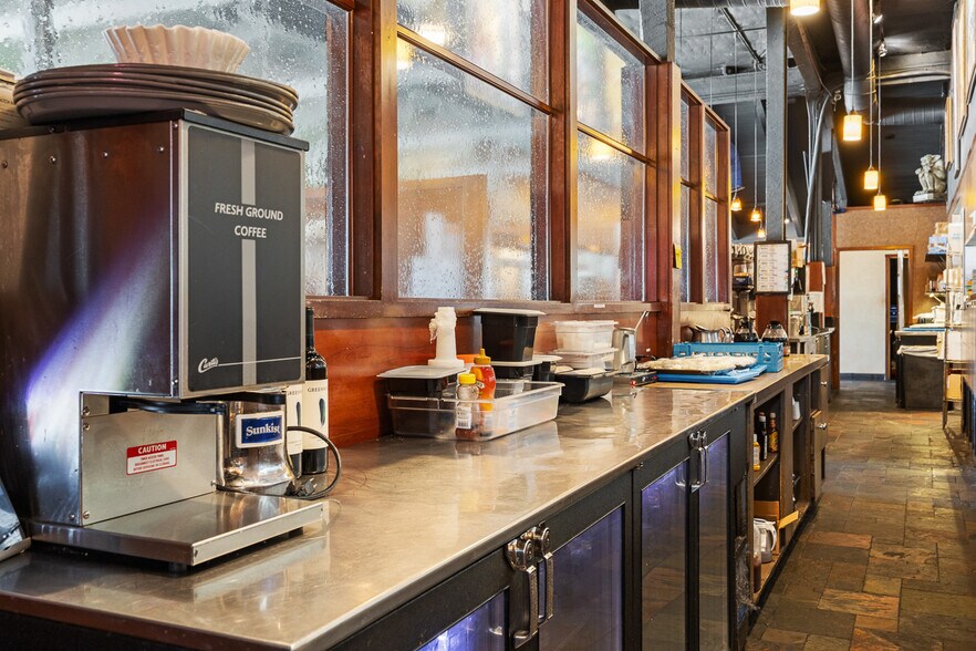 More Photos Of 3200 W Clearwater Ave, Kennewick Restaurant For Sale