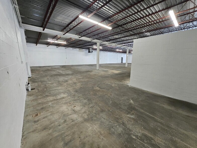 More Photos Of 1433 W Lark Industrial Dr, Fenton Warehouse For Sale