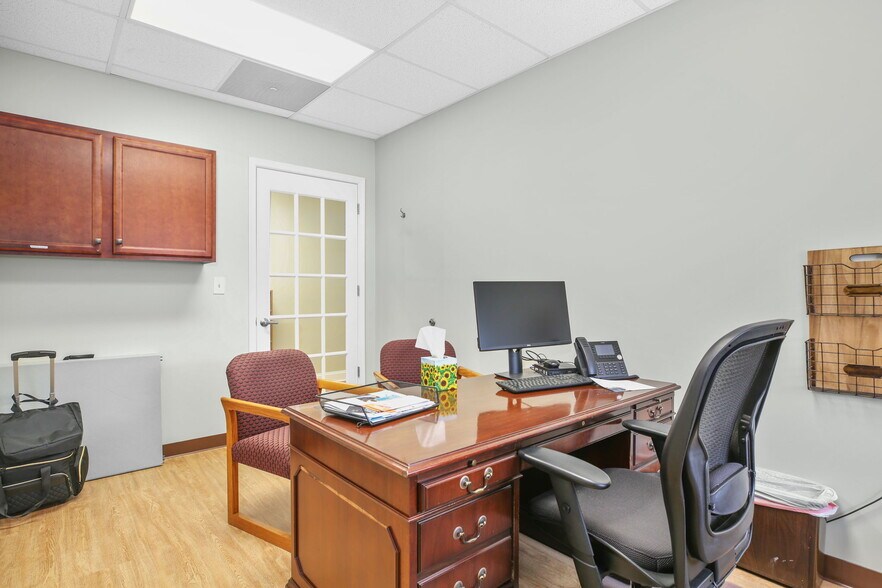 More Photos Of 107 Olde Greenwich Dr, Fredericksburg Office For Sale