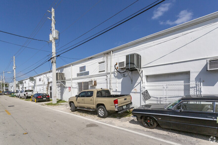 More Photos Of 5764-5806 Commerce Ln, South Miami Showroom For Lease