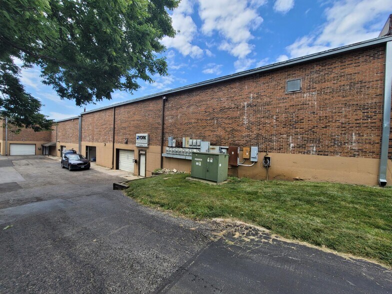 More Photos Of 8101-8129 N Oak Tfwy, Kansas City Unknown For Lease