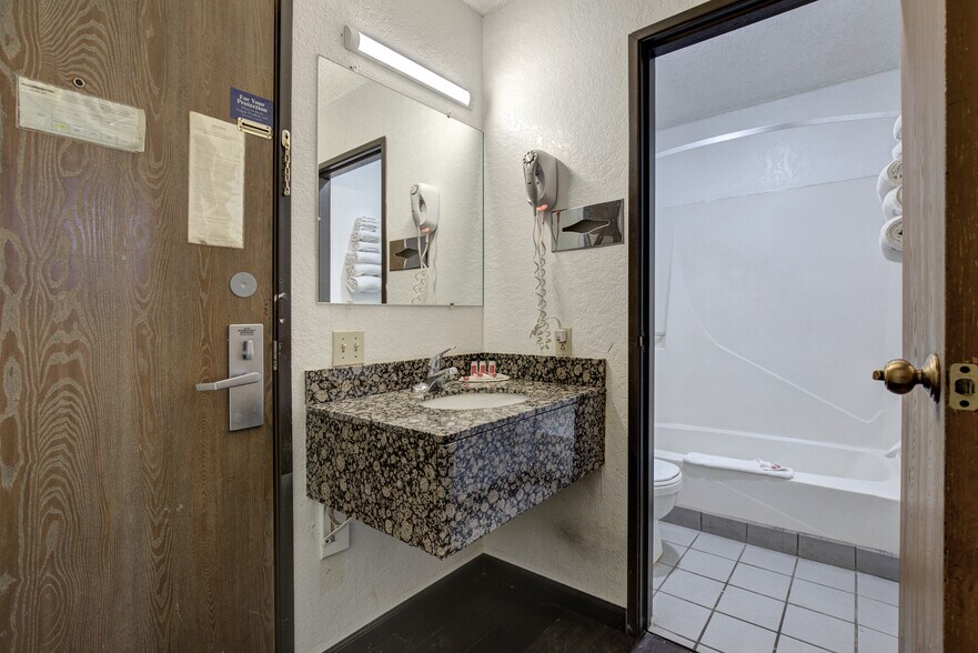 More Photos Of 101 W Phoenix St, Payson Hotel For Sale