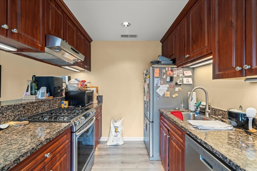 More Photos Of 808 Edgehill Dr, Burlingame General Retail For Sale