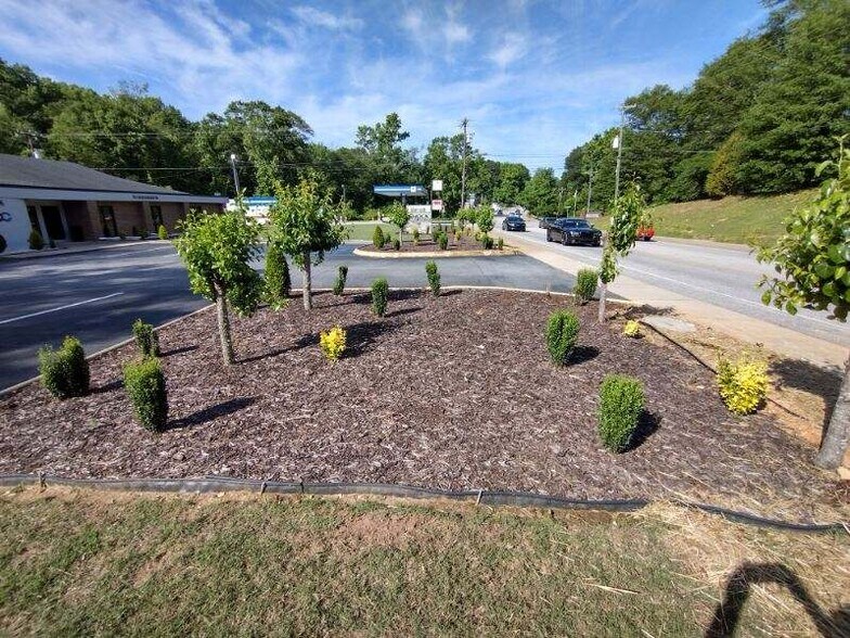 More Photos Of 406 E Butler Rd, Mauldin Showroom For Lease