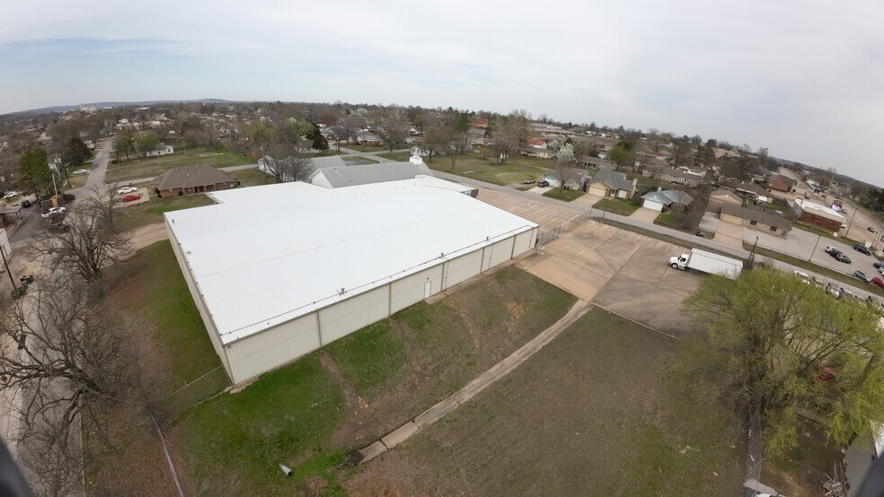 More Photos Of 710 S Adams St, Sapulpa Distribution For Sale