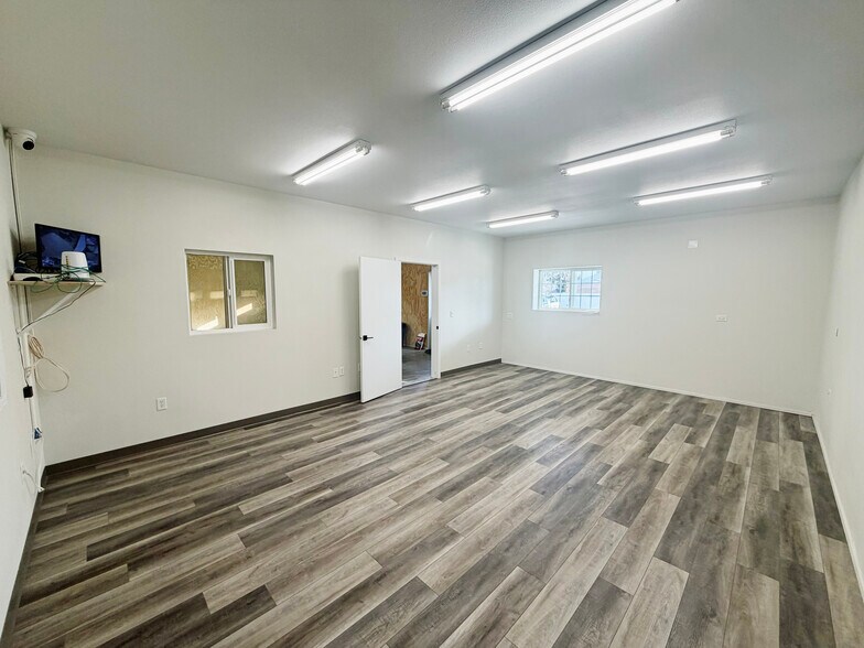 More Photos Of 1415 E Railroad St, Laurel Warehouse For Lease