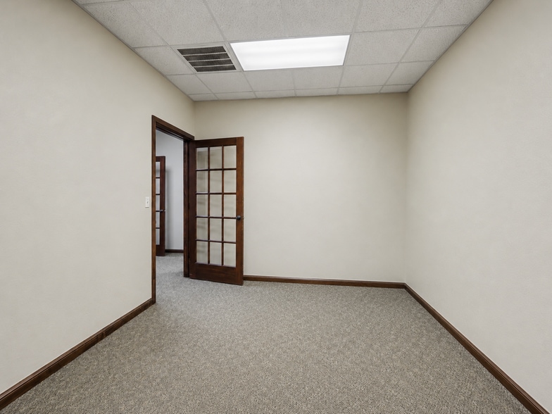 More Photos Of 16301-16305 N May Ave, Edmond Office For Lease